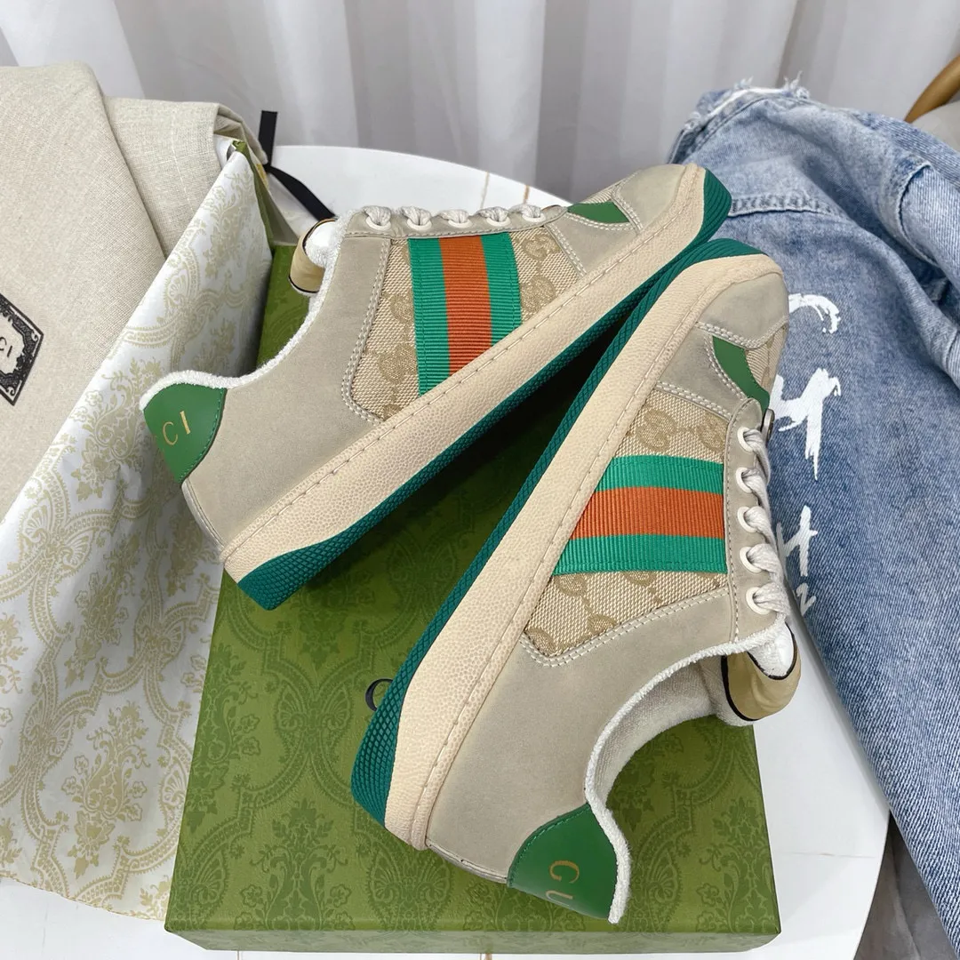 Ex-factory price: 540💰 GUCCI Gucci's newly upgraded back cover lining, top-notch old dirty shoes, classic casual sports shoes for couples, retro sneakers and old G family dirty shoes, updated at the counter simultaneously! ①The shoe upper has the same water-based edge coating process as the original version⚠️The ordinary oil edges on the market have a strong glue feel and are easy to fall off! Grade A first-layer nubuck leather (with pores)/matching computer embroidered double G cloth, high-density terry velvet lining. ② A PVC transparent small round mark sealing line is added to the details of the midsole. The mold is opened six times and the jewelry craftsmanship is used to customize the two-color double G buckle, striving to be the same as the original version. A pair of buttons is more than three times more expensive than ordinary buckles on the market. ③An old two-color washable label, the chip is placed on the outer waist of the right foot, the entire shoe is completely hollowed out with rubber technology, TUP material (rubber to distinguish the market) with the latest green packaging from the counter, 3D printed handbag, and a pair of shoelaces. There is no pressure when entering and exiting the counter. You can buy a 1:1 accurate replica of the original version and modify and upgrade it repeatedly. The details are perfectly restored, the materials are all customized, and they are truly top-notch. Please look at the details clearly to identify the quality. Upper: First-layer frosted cowhide/embroidered double G cloth. Lining: original high-density velvet lining. Foot pads: original pearlescent sheepskin. Outsole: private molded vacuum TPU material. Packaging: original top-grade full set packaging at the counter. Shoe size: women's size 35-40, men's size 39-44 (men's size 38, 45🉑️customized, non-returnable)